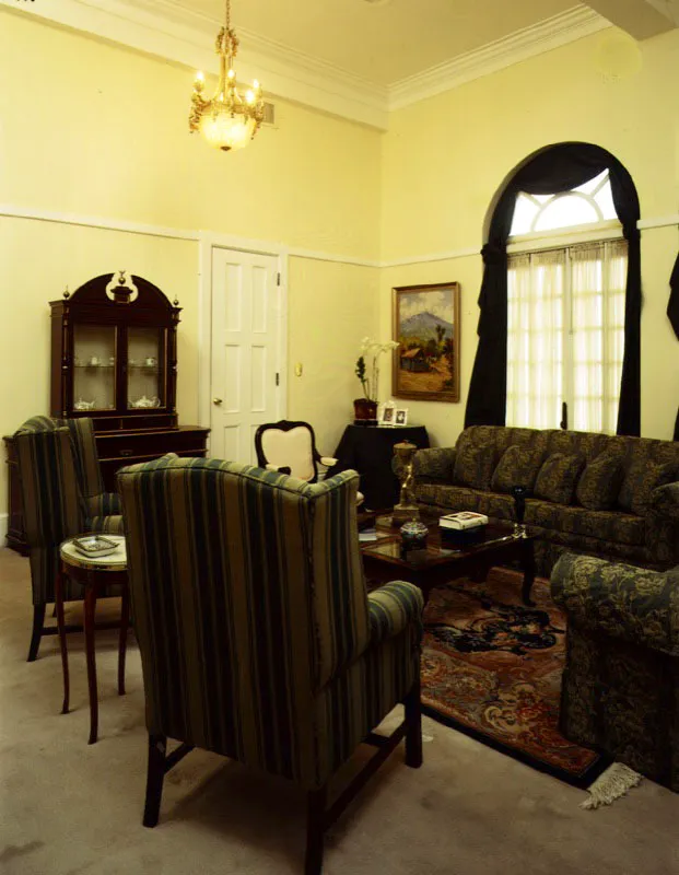 Sala de estudio de la residencia privada de la familia presidencial: un espacio para la reflexión y el descanso.