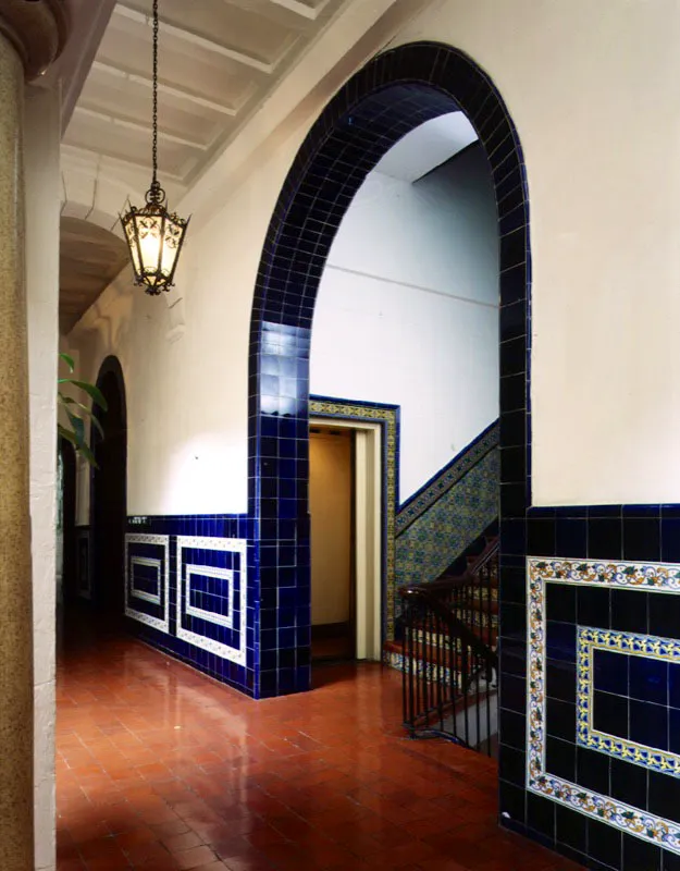 Escalera que desde el Patio Andaluz conduce a la residencia. El ascensor que se observa al fondo fue instalado expresamente para la visita del Presidente Franklin D. Roosevelt, de Estados Unidos, quien padecía de polio.