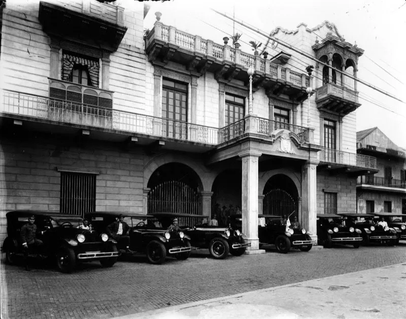 Aspecto exterior del Palacio de las Garzas en la dcada de los treinta. Es de notar que todava no se haba techado la terraza. Pero el automvil ha desplazado ya los romnticos coches de unos aos atrs.
 