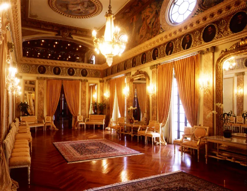 El predominio de dorado y amarillo en el mobiliario y la decoración
del salón de recepciones del Palacio responde por el nombre con que se le
conoce comúnmente.