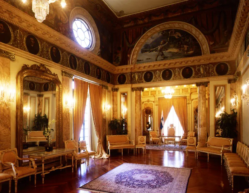 Esplendor e historia se combinan en el Salón Amarillo, donde se observa el friso con los retratos de los gobernantes del Istmo, pintados en los medallones por Epifanio Garay. Todo el mobiliario de este salón es de estilo Luis XV.