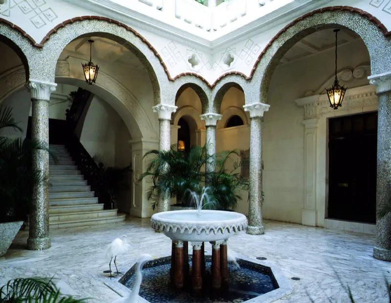 Vestíbulo a la Presidencia, en donde se aprecia la pileta y el surtidor con las permanentes garzas blancas, que le dieron su nombre al Palacio. Durante la remodelación del año 1922, las columnas y el piso de la fuente fueron incrustados con concha nácar, proveniente del archipiélago de las Perlas, y el pavimento cambiado por planchas
de mármol blanco.