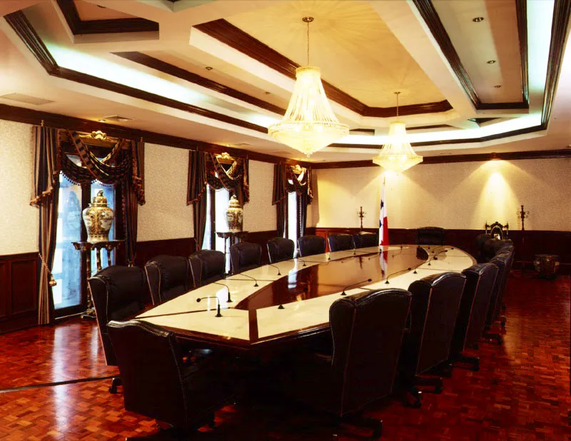 Salón de sesiones del Consejo de Gabinete “Presidente Belisario Porras”. En el actual período de gobierno se le dio este nombre, en honor del ilustre mandatario que durante su gestión ordenara la reconstrucción del Palacio. En este salón se encuentra un retrato del Presidente Porras, pintado por Carlos Endara.