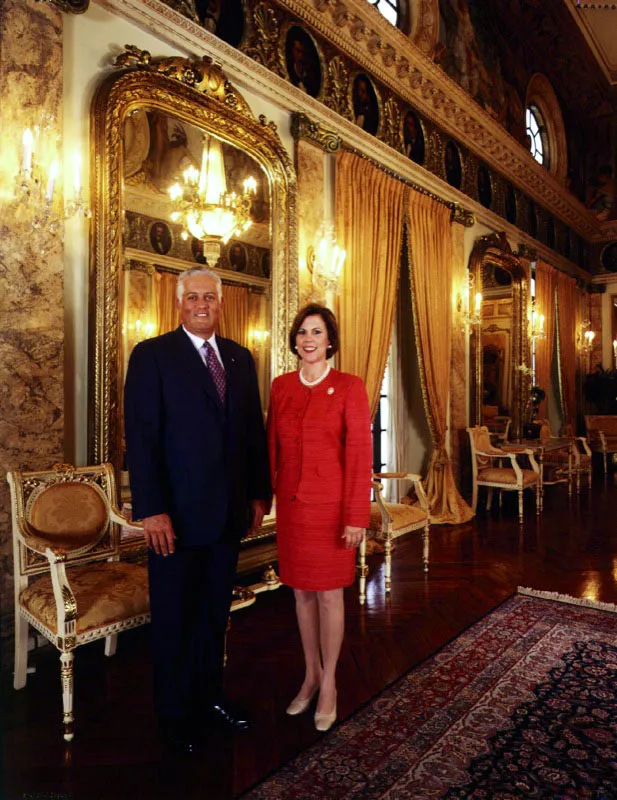 El señor Presidente de la República de Panamá, Ernesto Pérez Balladares, y su señora doña Dora Boyd de Pérez Balladares, en el Salón Amarillo del Palacio de
las Garzas.