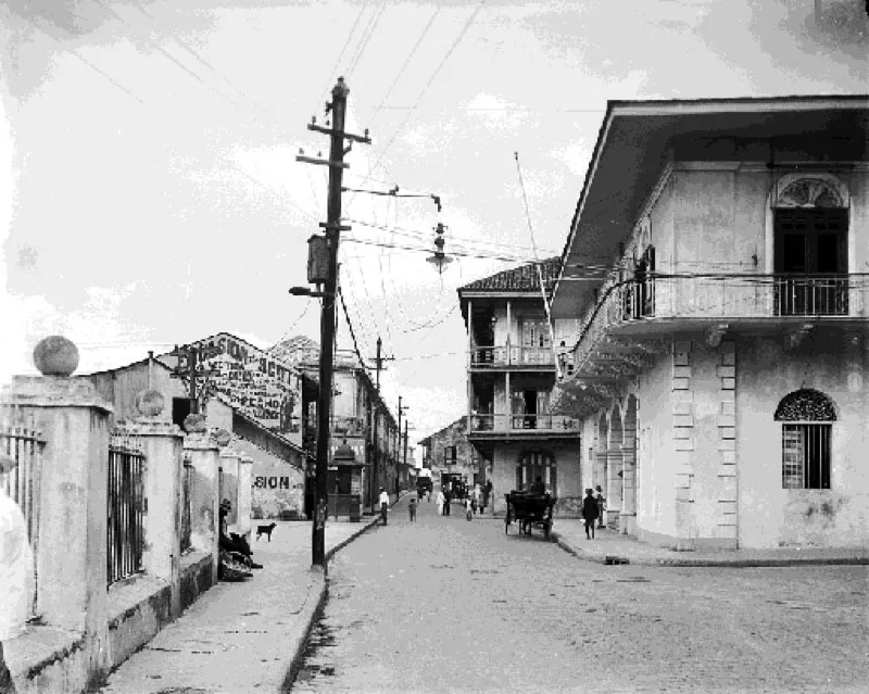 Fachada de la Casa de Gobierno, hoy Palacio de las Garzas, a finales del siglo XIX. Al fondo la Avenida Eloy Alfaro.  