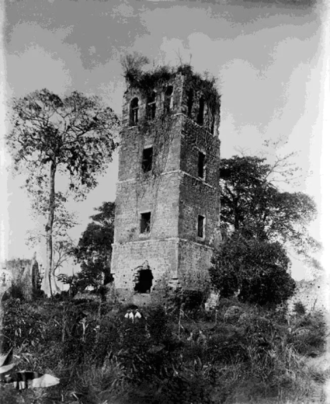 Torre de la antigua catedral de Panam la Vieja. A la izquierda, uno de los altos rboles panam, hoy casi extinguidos. Alrededor de 1915. 