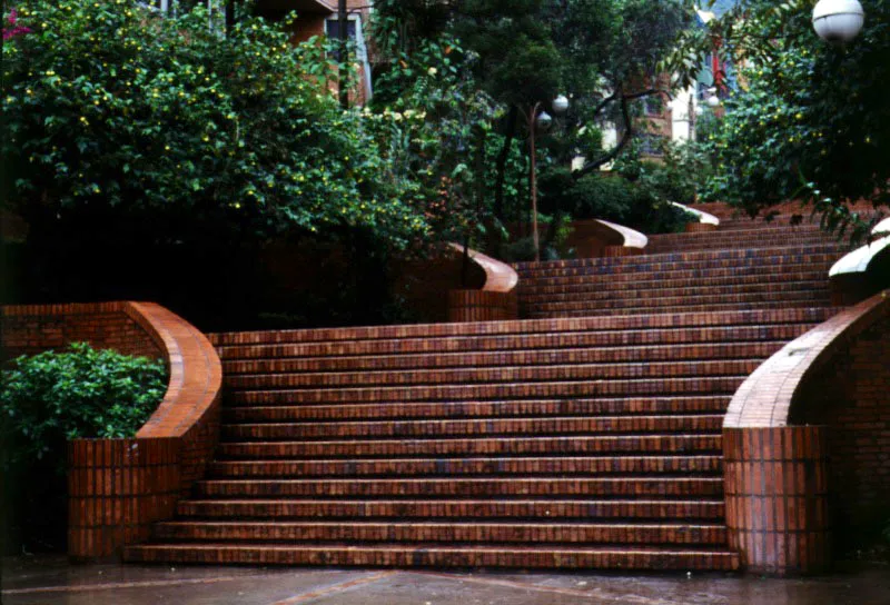 Escaleras a escala del conjunto que le dan acceso por el costado sur y lo separan e integran a la vez al Parque de la Independencia. 