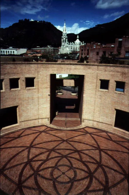 Vista del patio central desde la terraza: la Iglesia del Carmen y el Cerro de Monserrate, lugares significativos del entorno cercano y lejano, se incorporan a la experiencia total del edificio.