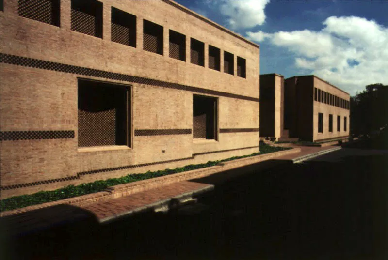 Los dos volúmenes del archivo separados por la trama urbana.