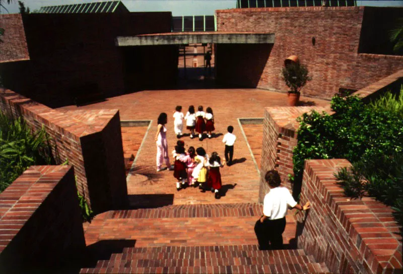 El acceso principal al museo por medio de escaleras que descienden al primer patio. 