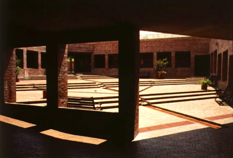 Primer patio visto desde el pórtico. La hábil articulación de las superficies permite al visitante un descenso suave y rítmico hacia el ultimo patio, acompañado por el agua.
