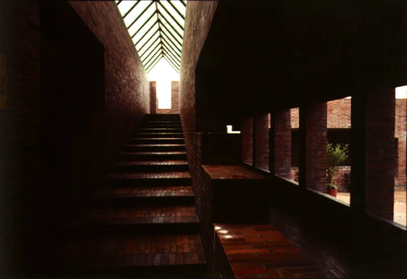 Acceso a la terraza desde la galería del primer patio. La forma de la claraboya define un vacío en forma de flecha que permite ver el cielo: de la sombra a la luz.