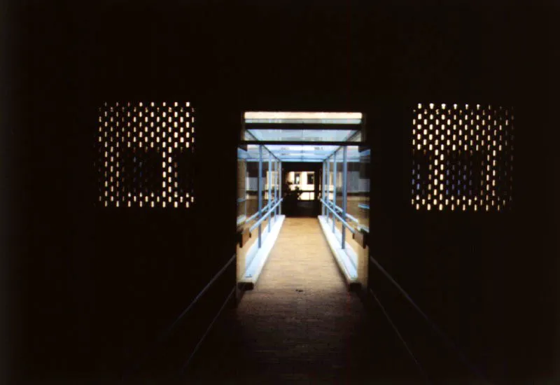 Puente de acceso a la zona de archivos.