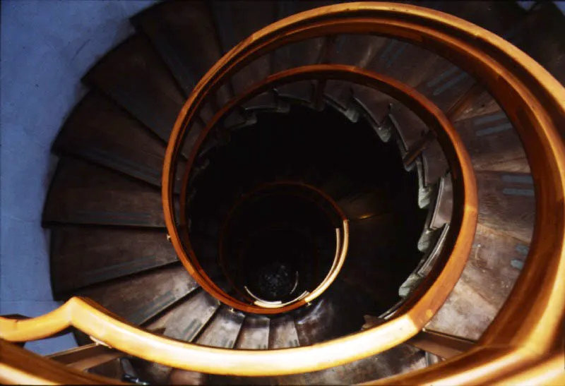 El desplazamiento vertical a través de la oquedad cilíndrica que alberga la escalera se convierte en verdadero evento sensorial.