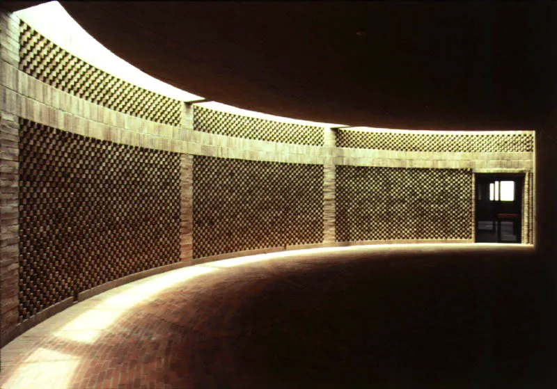 Interior del salón semicilíndrico con su muro en celosía, verdadero lugar donde lo real se vuelve maravilloso.