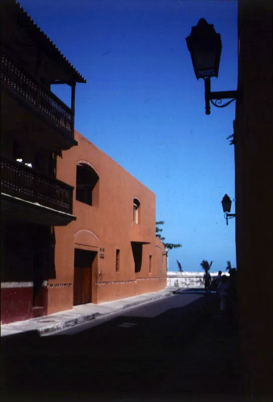 Patios y volmenes abovedados forman la espacialidad de esta casa.
 