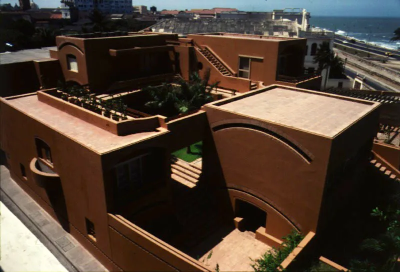 Patios y volúmenes abovedados forman la espacialidad de esta casa.