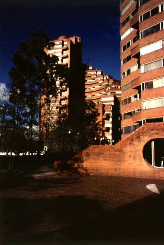 Cada una de las tres torres ofrece una fisionoma diferente que cambia continuamente de acuerdo con el desplazamiento solar. 