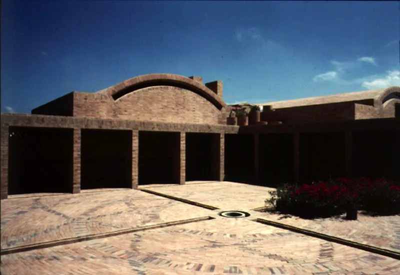 Casa C, Cota. Tratamiento de la superficie de la plazoleta de llegada y de sus atarjeas. 