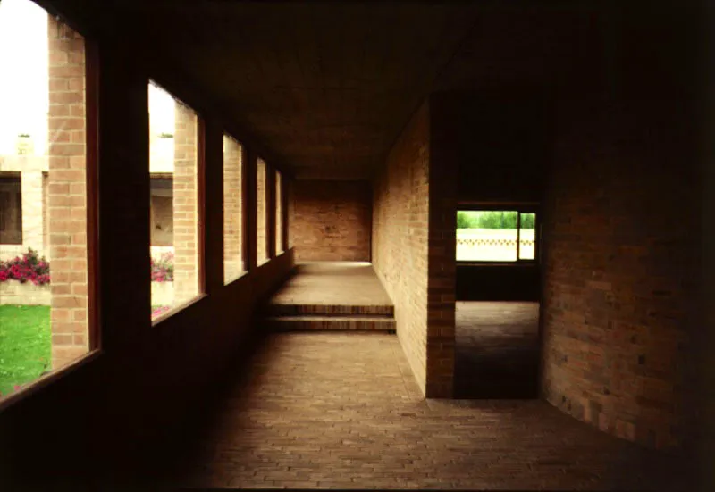 Casa C, Cota. Muros, bóvedas y escaleras tratados con el material característico de la arquitectura de Salmona.