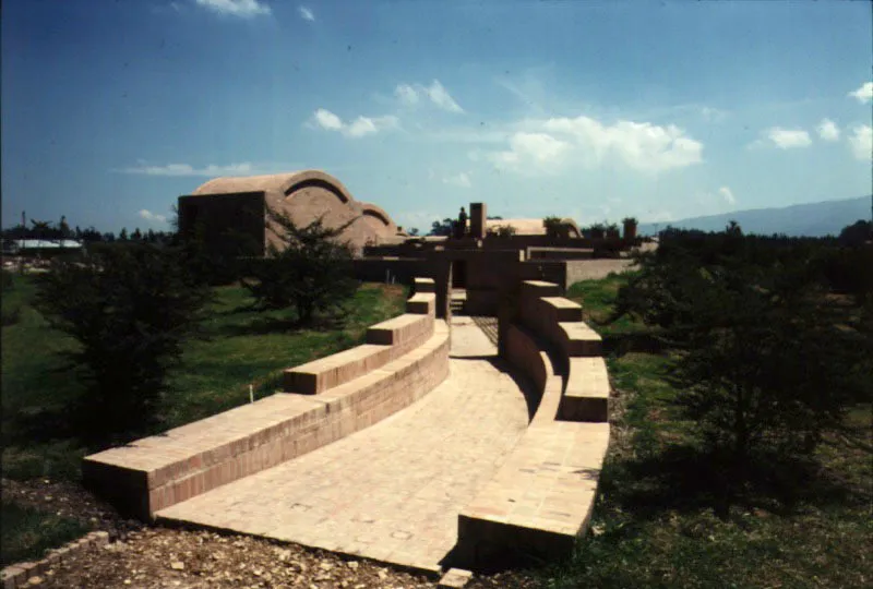 Casa A, Cota. La articulacin de esta pequea obra se incrusta cuidadosamente en el paisaje. 