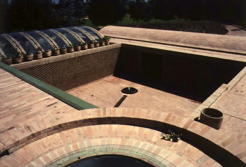 Casa B, Cota. El patio de llegada desde la terraza. A la izquierda la bóveda transparente de la piscina.