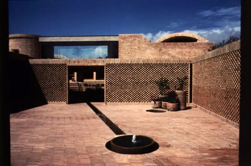 Casa B, Cota. Una vez franqueada la entrada, se desemboca en el primer patio. 