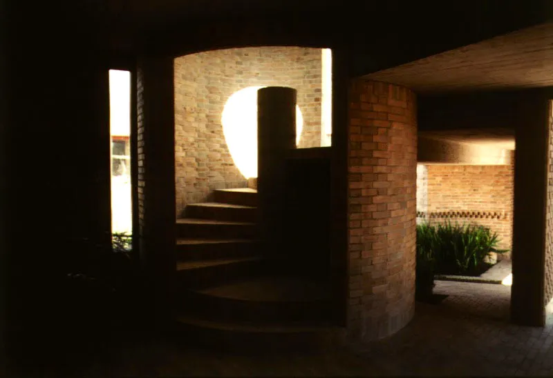 Casa B, Cota. Vestíbulo y escaleras internas para acceder a los techos terraza.