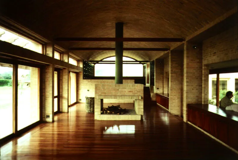 Casa B, Cota. Las zonas sociales de la casa agrupadas en un espacio abovedado único. La variedad espacial se logra con el sutil manejo de la luz y los materiales.