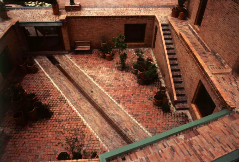 Casa en Tenjo. La organización de la casa gira alrededor del patio central que permite acceso al techo por medio de la escalera exterior.