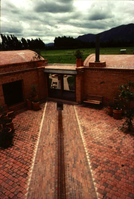 Sotará, Tenjo. El patio central seccionado diagonalmente por la atarjea, termina en un estanque circular en el tercer patio.
