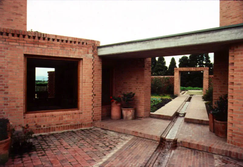 Sotar, Tenjo. El agua acompaa al visitante desde la entrada hasta el tercer y ltimo patio. 