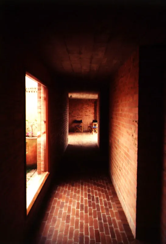 Casa en Tenjo. La galería alrededor del patio central alberga, como en un claustro medieval, los varios aposentos de la casa.