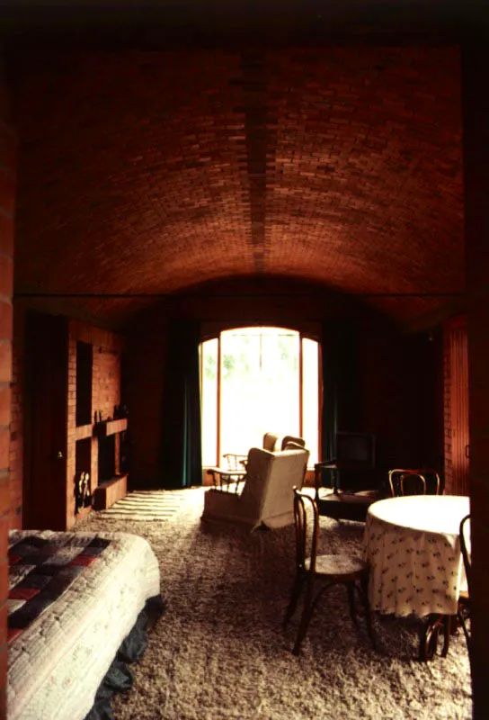 Casa en Tenjo. La galería alrededor del patio central alberga, como en un claustro medieval, los varios aposentos de la casa.