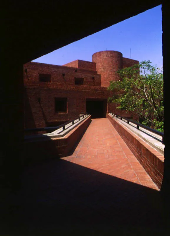 Interior de los espacios internos del conjunto por medio de substratos, vanos y un puente que comunica, en el segundo piso, los dos cuerpos principales.