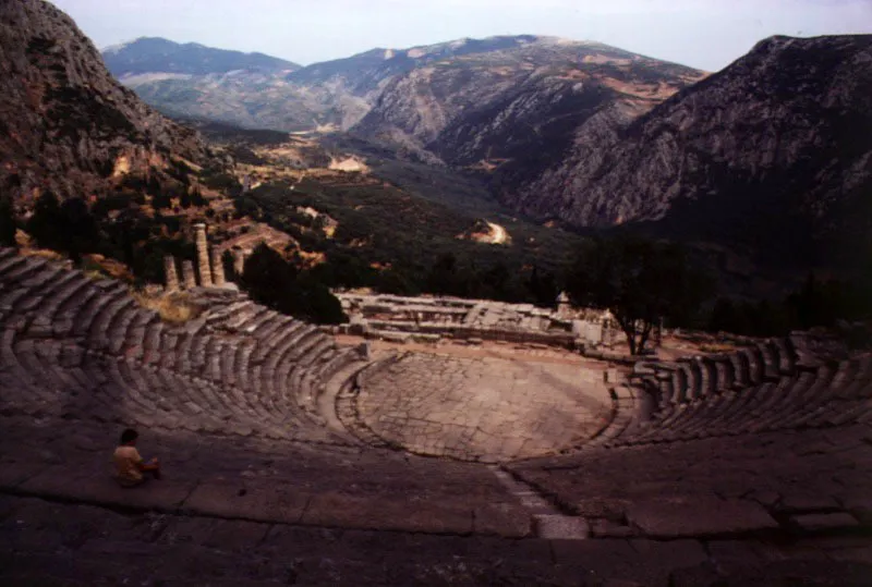 Teatro clásico del siglo IV a. C. Delfos, Grecia. Epítome de la unión entre la arquitectura y el entorno.