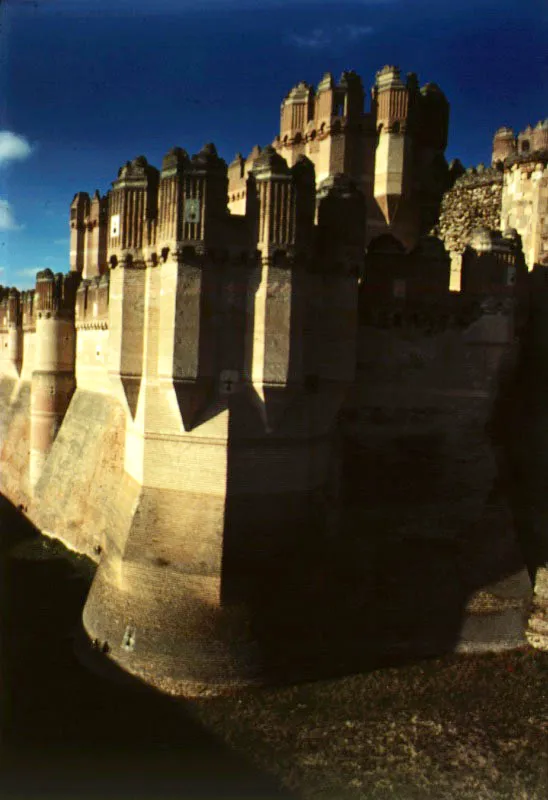 Castillo de Coca, Castilla la Vieja, Espaa. Bastin y foso. Ejemplo excepcional del uso del ladrillo en la arquitectura mudjar. 