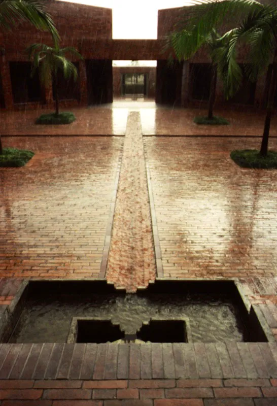 Museo y Centro Cultural Quimbaya, Armenia. Vista del eje principal de esta arquitectura húmeda.