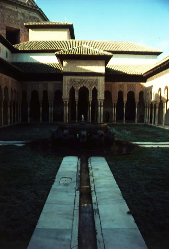 Patio de los Leones, de la Alhambra, en Granada. Atarjeas como elementos simbólicos. Recinto evocador del paraíso islámico.