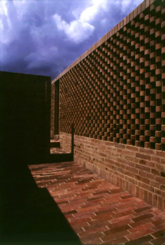 Casa B, Cota. El muro en celosía de ladrillo, elemento significativo en la arquitectura de Rogelio Salmona.