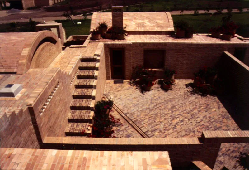 Casa sabanera, Tabio. Patio, escalera y terrazas dan sentido a los conceptos de “arriba” y “abajo”.