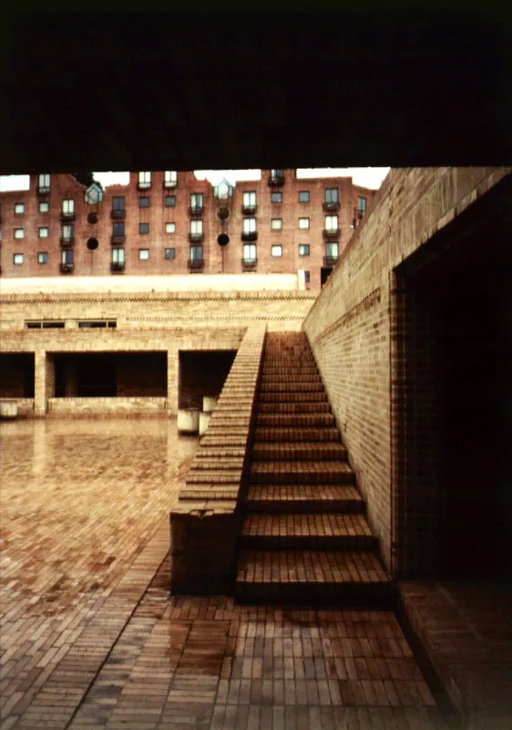 Centro Comunal de la Nueva Santa Fe, Bogotá. El desdoblamiento de la arquitectura por medio del reflejo sobre las superficies de ladrillo húmedas.