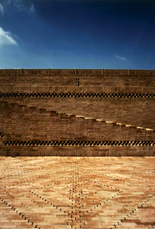 La gran escalera de la plazoleta. Su reciedumbre y silencio evocan los grandes centros ceremoniales prehispnicos.
 