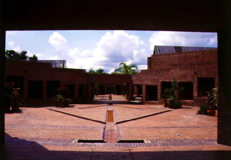 Vista a nivel del primer patio. Las atarjeas evocan aquí el tratamiento geométrico del arte quimbaya precolombino.
