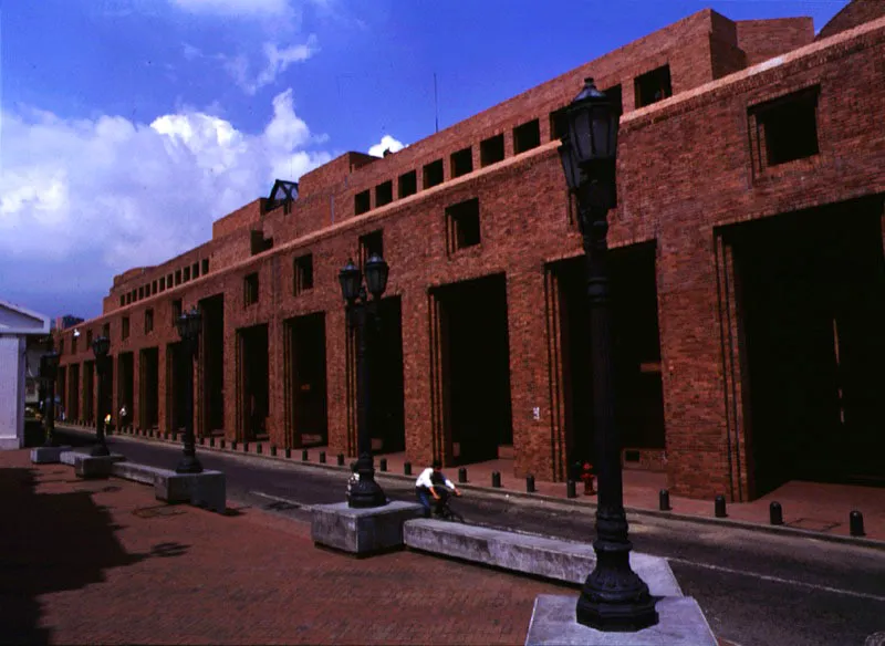 La fachada exterior se articula jerárquicamente por medio de la disposición apropiada de los vanos y de los accesos al interior del complejo.