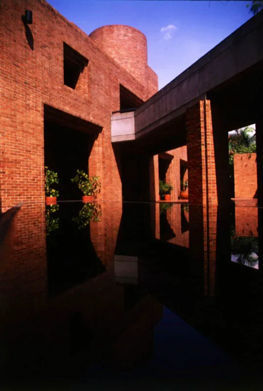 Interior de los espacios internos del conjunto por medio de substratos, vanos y un puente que comunica, en el segundo piso, los dos cuerpos principales.