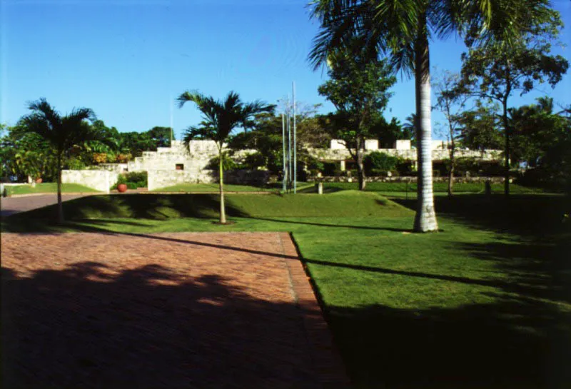 Los jardines complementan armoniosamente la arquitectura del conjunto en su plazoleta de acceso.