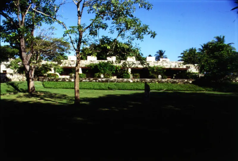 Bloque de habitaciones desde el jardín: los salientes de las instalaciones evocan las aspilleras de las fortificaciones cartageneras.