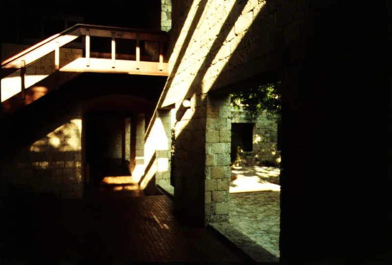 Zona de acceso a la sala de estudio y a las terrazas, localizada en el pórtico sur del patio del caucho.