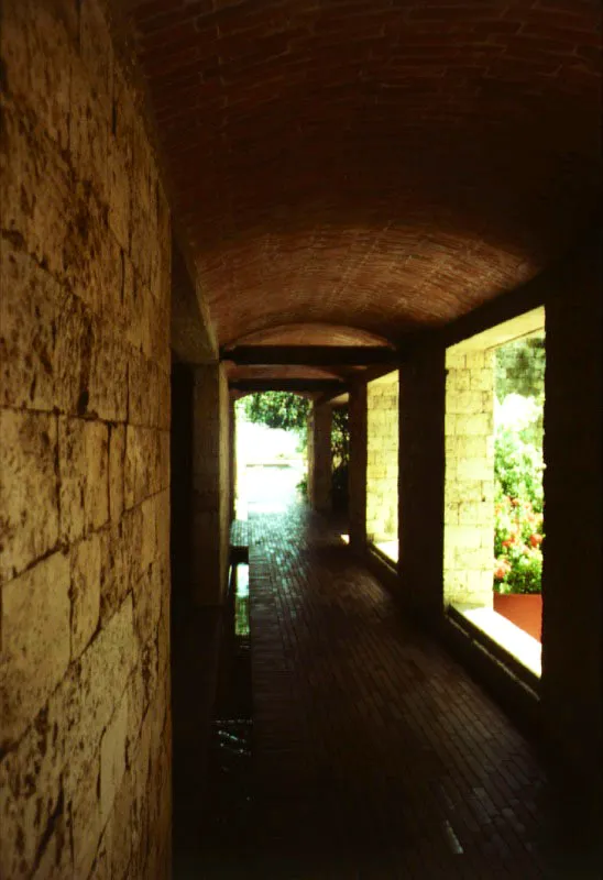 Galería del patio del roble morado. Nótese la atarjea que permite el flujo del agua en los distintos lugares del conjunto.